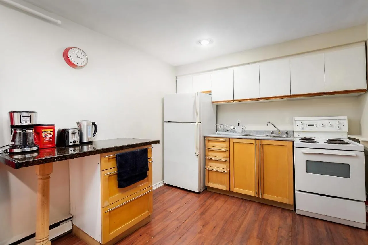 Rooms For Rent Beside U Of T Toronto Guest house