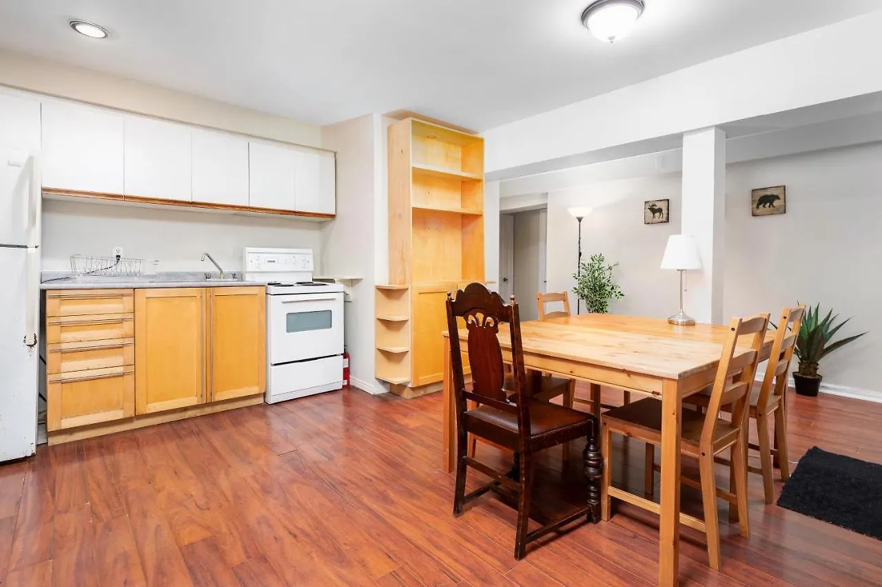 Guest house Rooms For Rent Beside U Of T Toronto Canada