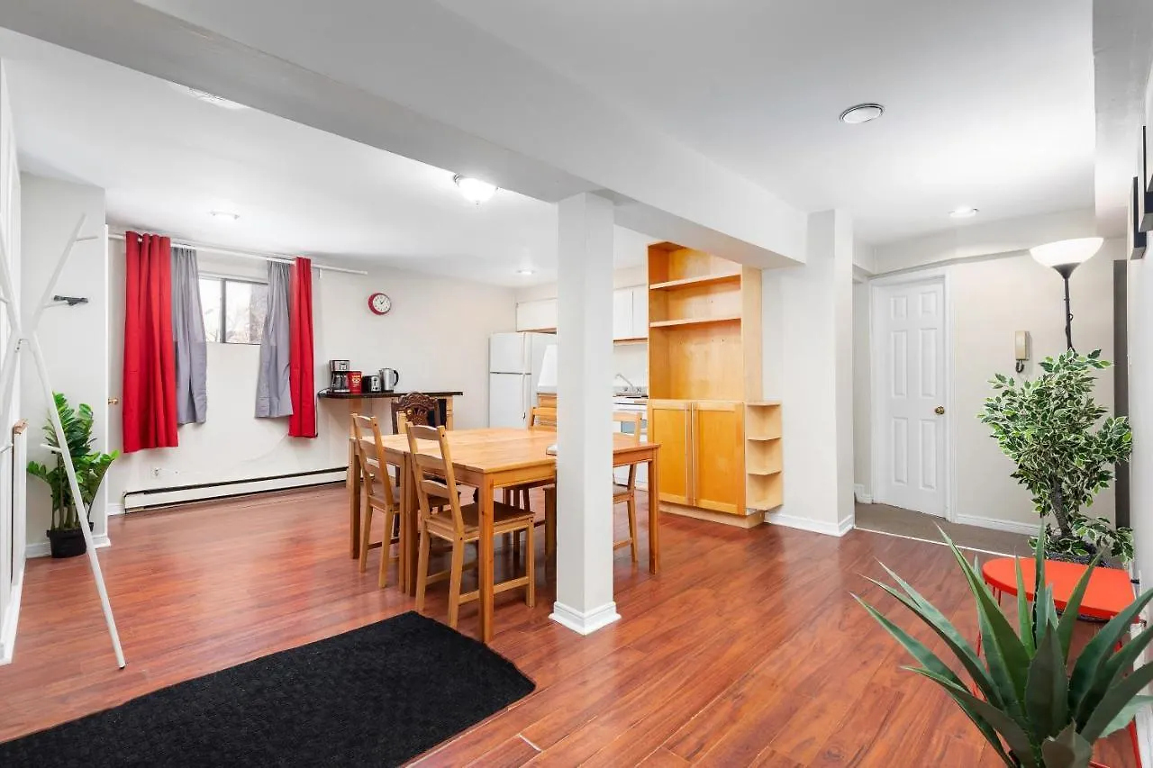 Guest house Rooms For Rent Beside U Of T Toronto