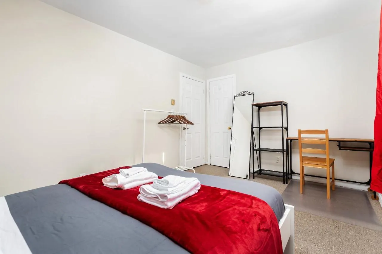 Guest house Rooms For Rent Beside U Of T Toronto