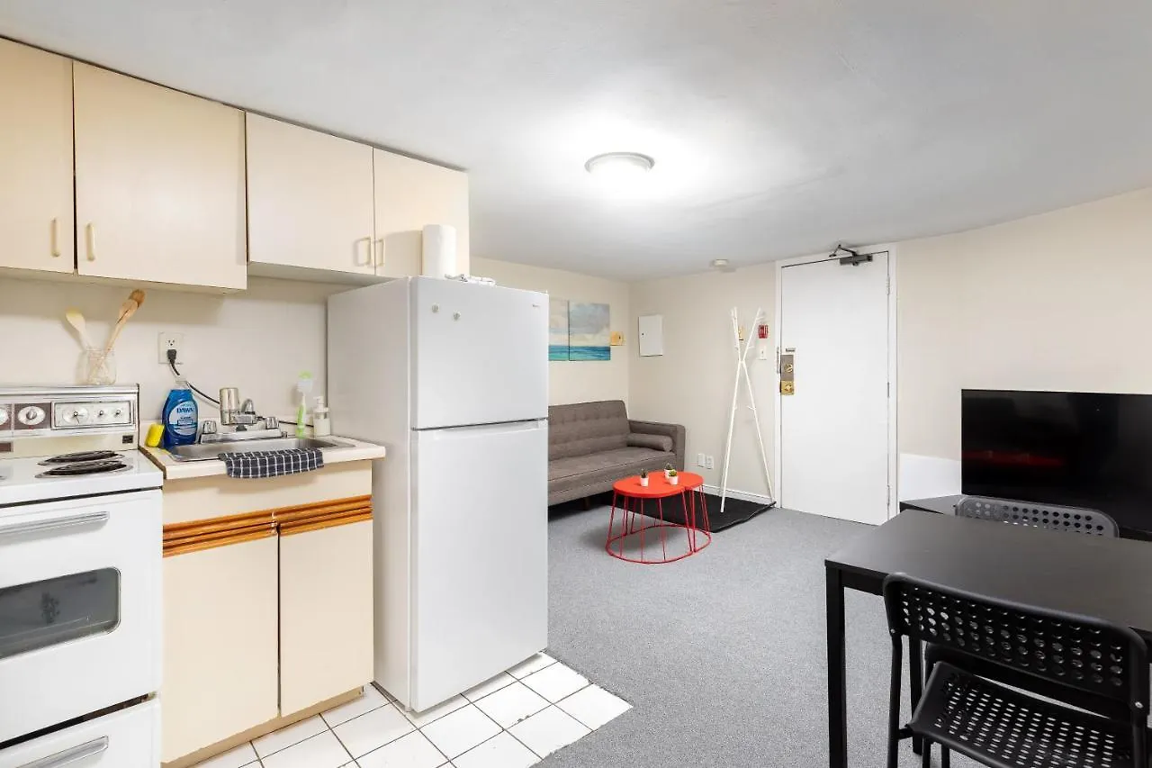Rooms For Rent Beside U Of T Toronto Guest house