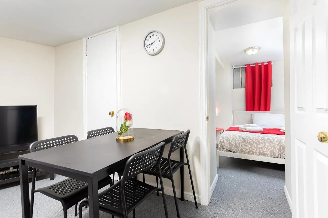 Guest house Rooms For Rent Beside U Of T Toronto Canada