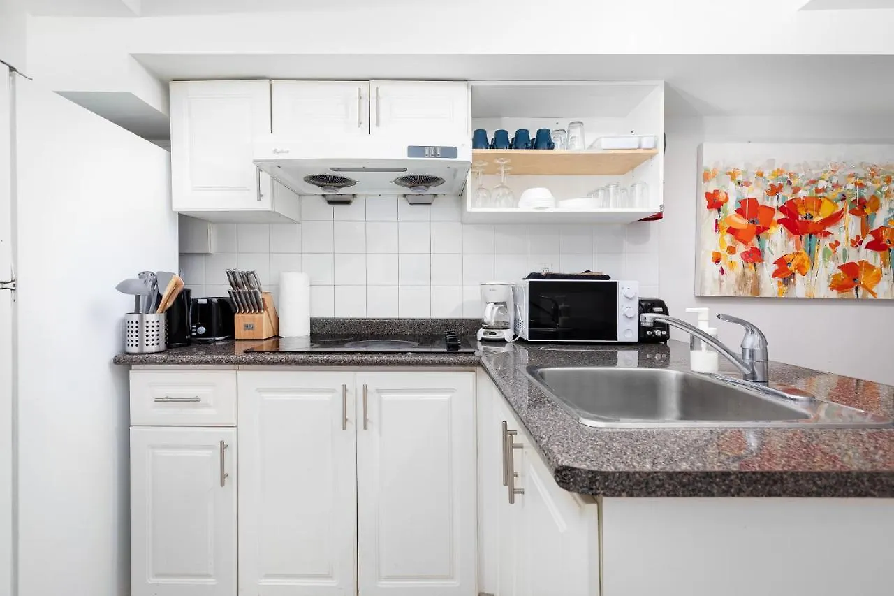 Rooms For Rent Beside U Of T Toronto Guest house
