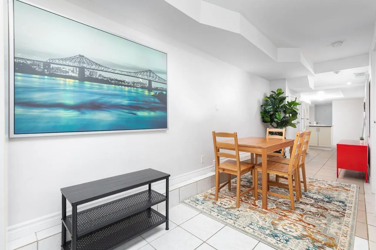 Guest house Rooms For Rent Beside U Of T Toronto Canada