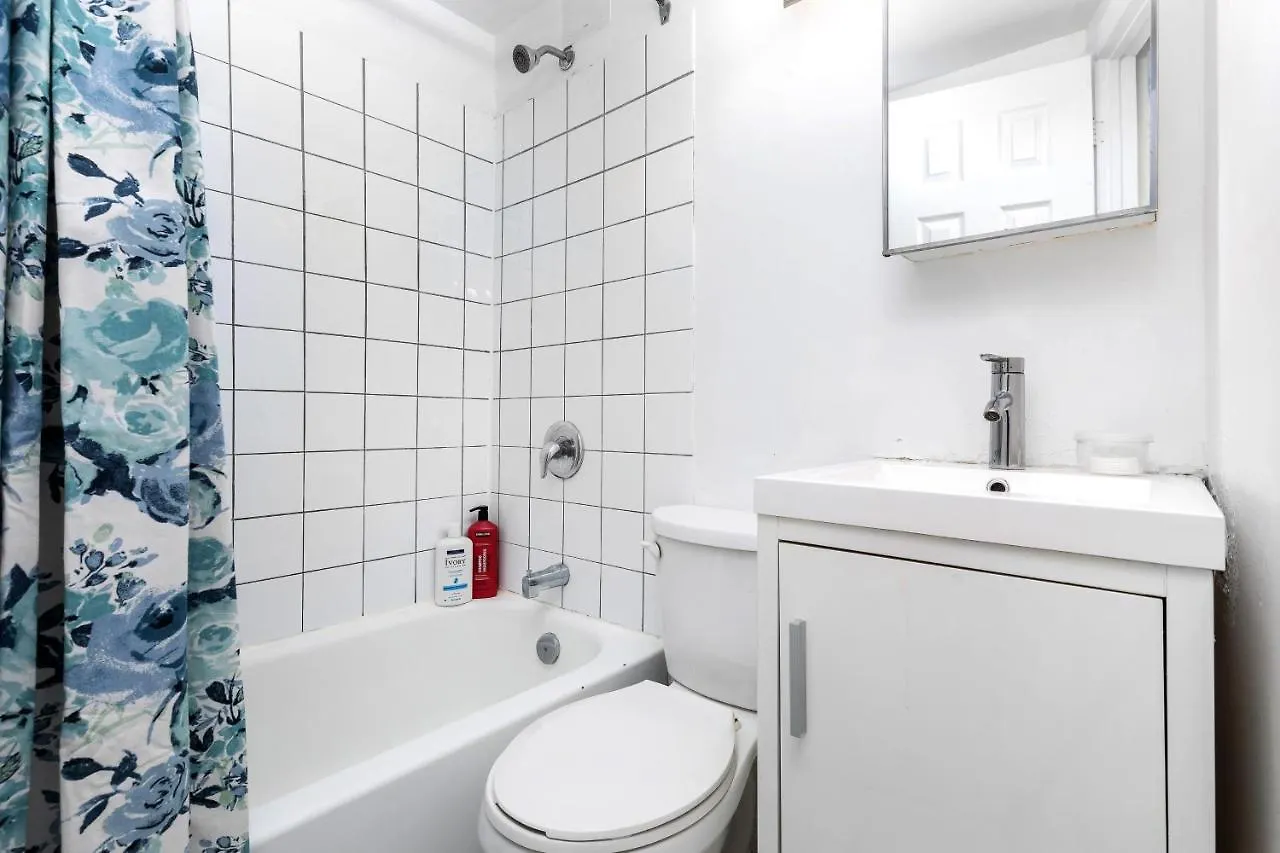 Гостевой дом Rooms For Rent Beside U Of T Торонто