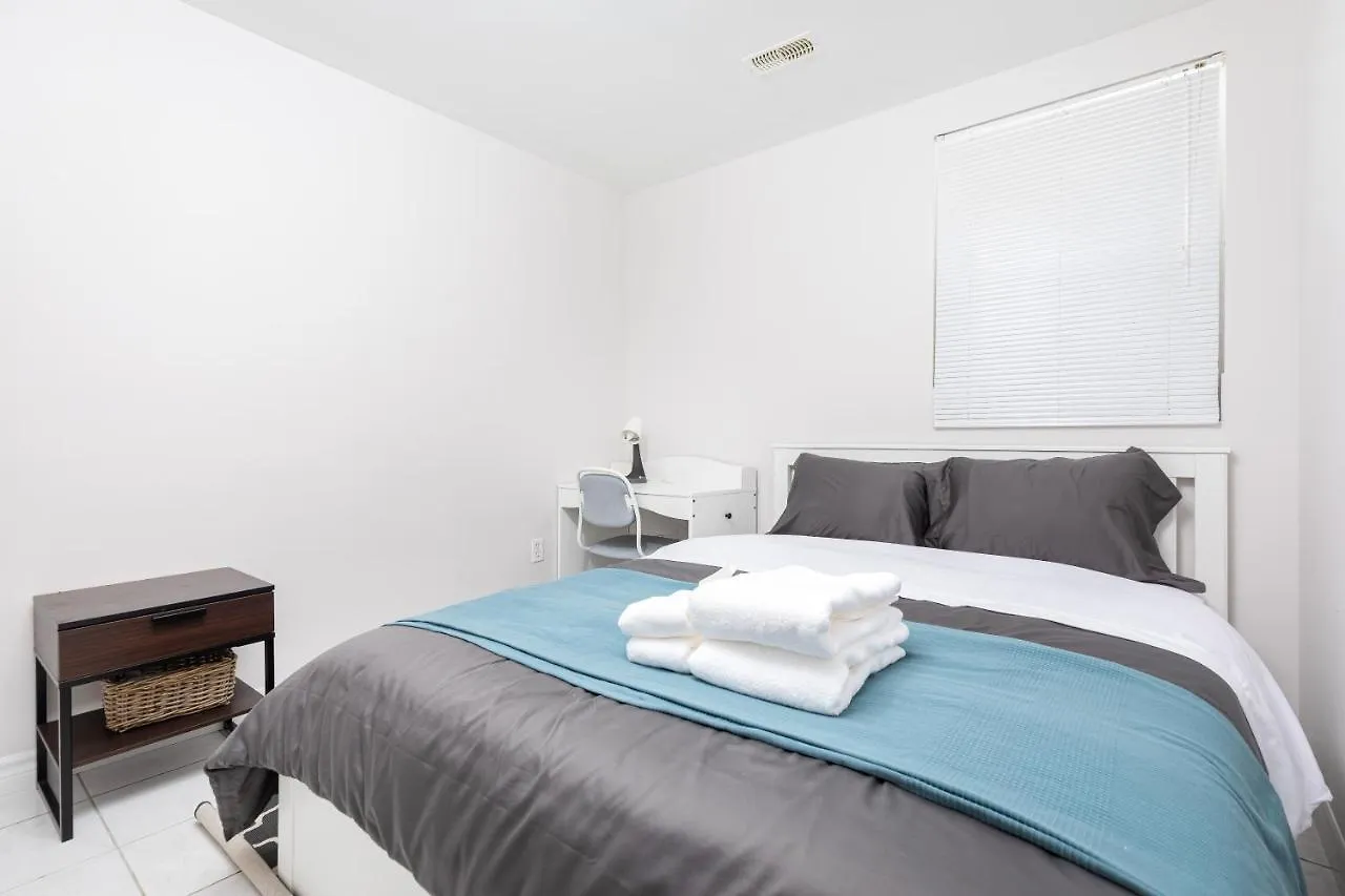Гостевой дом Rooms For Rent Beside U Of T Торонто