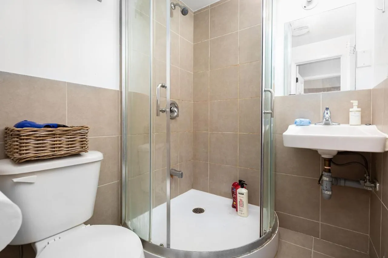 Rooms For Rent Beside U Of T Торонто 0*,