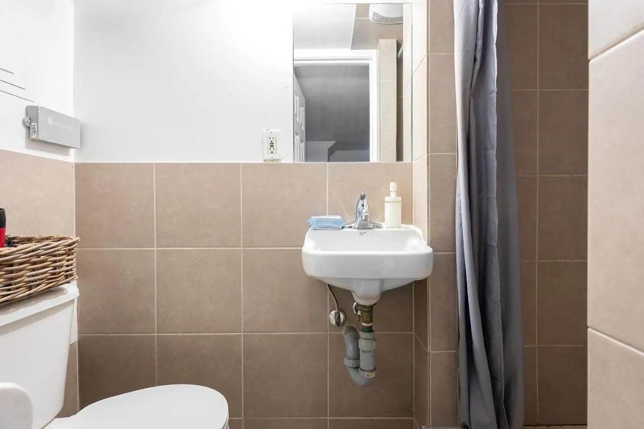 Rooms For Rent Beside U Of T Торонто 0*,  Канада