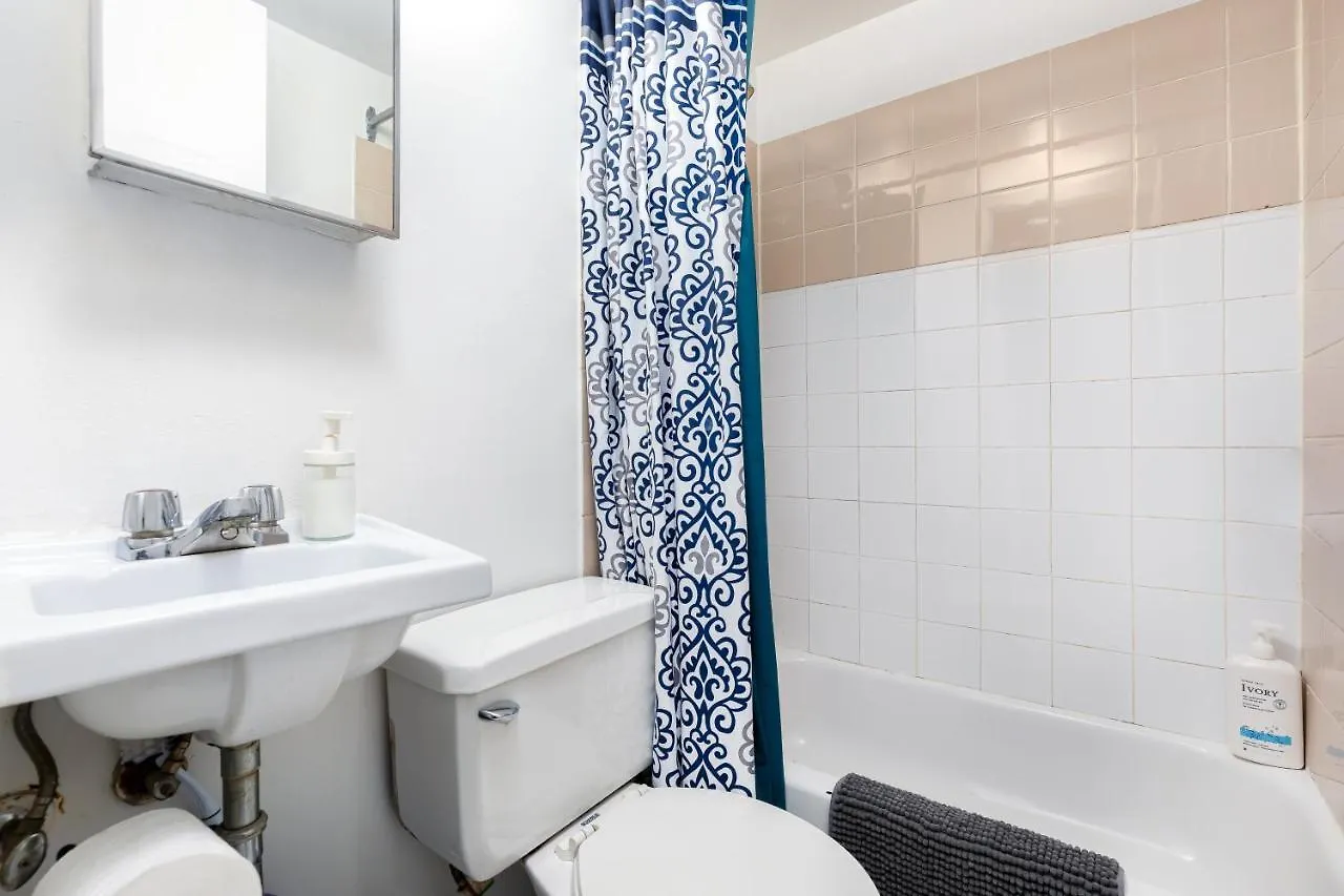 Rooms For Rent Beside U Of T Торонто Гостевой дом
