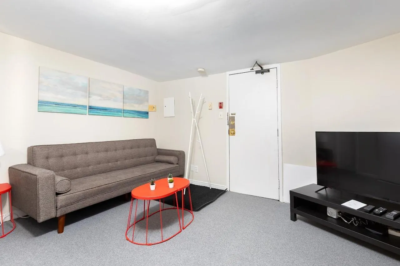 Гостевой дом Rooms For Rent Beside U Of T Торонто