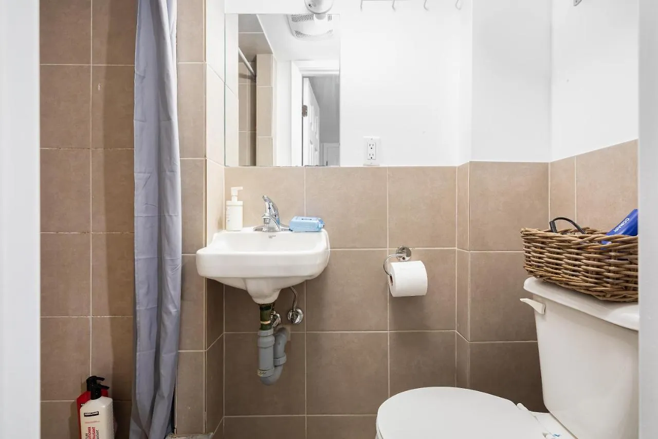 Гостевой дом Rooms For Rent Beside U Of T Торонто Канада