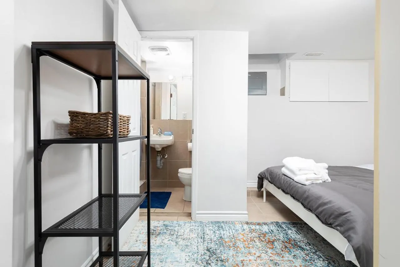 Rooms For Rent Beside U Of T Торонто Гостевой дом